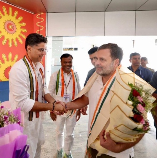 रायपुर पहुंचे राहुल गांधी, एयरपोर्ट पर जोरदार स्वागत, सीधे अभनपुर रवाना