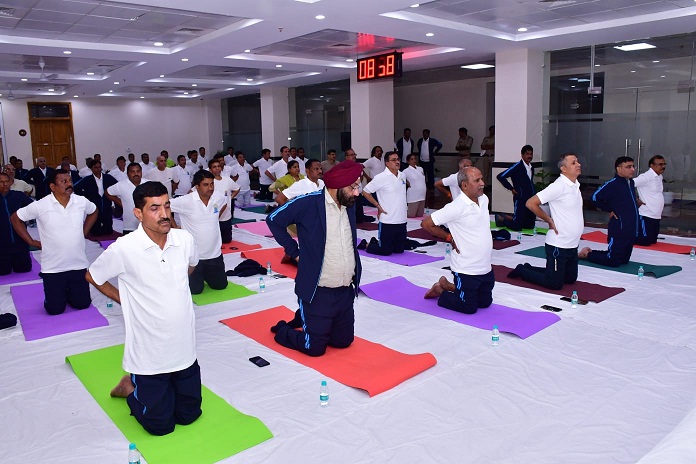 अंतर्राष्ट्रीय योग दिवस: छत्तीसगढ़ विधानसभा सचिवालय में गूंजा योग का मंत्र; अधिकारियों और कर्मचारियों ने लिया ‘निरोगी जीवन’ का संकल्प