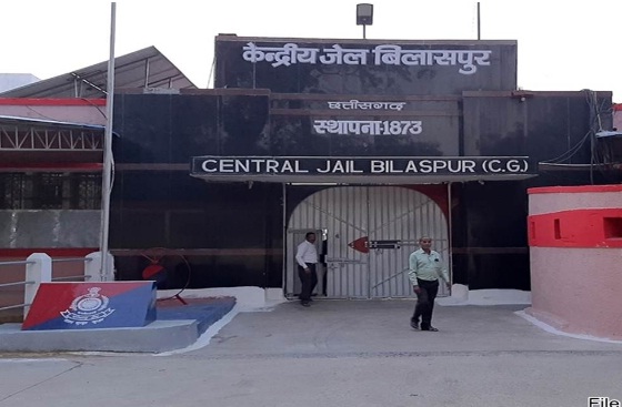 बिलासपुर सेंट्रल जेल में खूनी संघर्ष: तिहरे हत्याकांड के सजायाफ्ता कैदी ने बैरक के साथी का सिर कुचला, सुरक्षा व्यवस्था पर उठे गंभीर सवाल