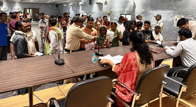 मुंगेली जनदर्शन: 180 से अधिक आवेदनों पर एक्शन शुरू, जाति प्रमाण पत्र से लेकर अतिक्रमण हटाने तक के मामलों पर त्वरित कार्रवाई के निर्देश