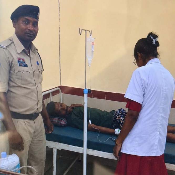 डायल-112 की तत्परता: सांप के काटने से जिंदगी और मौत के बीच जूझ रहे ग्रामीण के लिए देवदूत बनी छत्तीसगढ़ पुलिस