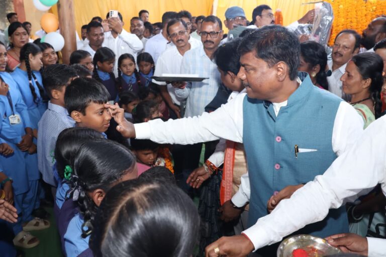 वन मंत्री केदार कश्यप और सांसद महेश कश्यप ने नवप्रवेशी बच्चों का किया आत्मीय स्वागत, नए स्कूल भवन का किया लोकार्पण