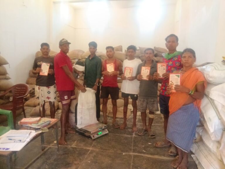 नारायणपुर जिला प्रशासन की अनूठी पहल- दुर्गम वनांचल गांवों तक ट्रैक्टर से पहुंचाया गया 3 माह का राशन, 151 परिवारों को मिली बड़ी राहत