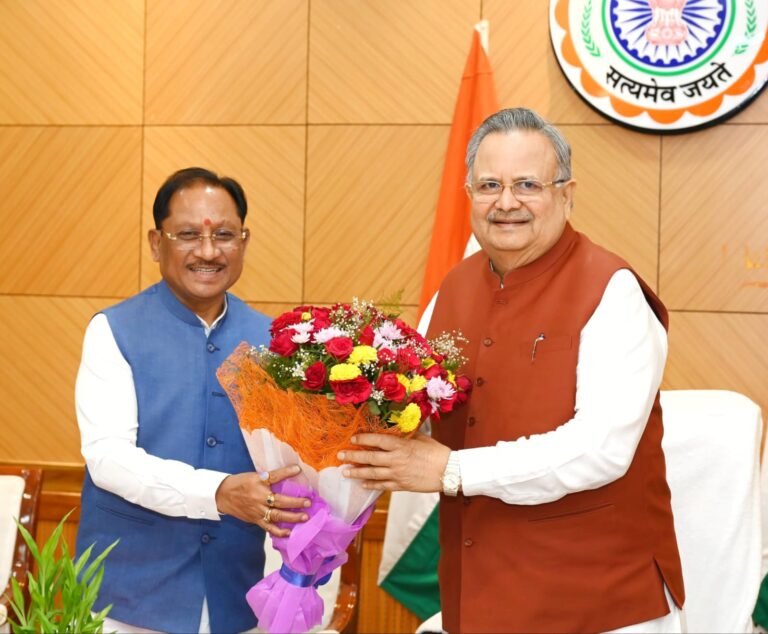मानसून सत्र के पहले दिन मुख्यमंत्री विष्णुदेव साय ने विधानसभा अध्यक्ष डॉ. रमन सिंह का किया अभिनंदन