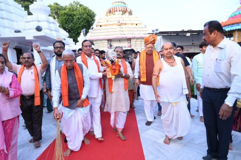 जय जगन्नाथ: रायपुर के श्री जगन्नाथ मंदिर में दर्शन-पूजन, राम प्रताप सिंह सहित कई जनप्रतिनिधि रहे उपस्थित