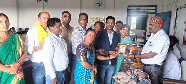 42 वर्ष 3 माह 21 दिन की गौरवपूर्ण सेवा के बाद अशोक कुमार कश्यप को भावभीनी विदाई, पदमपुर में हुआ सम्मान समारोह
