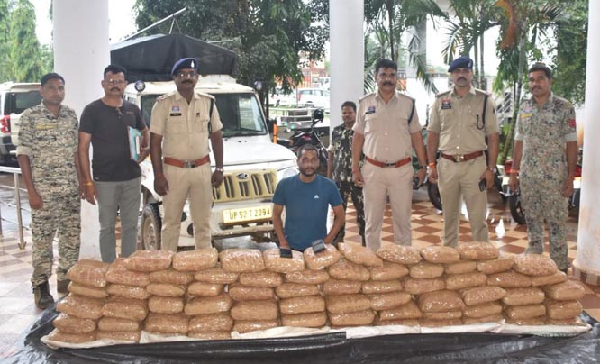 बस्तर पुलिस की बड़ी कार्रवाई: ओडिशा से UP जा रहा 2.14 क्विंटल गांजा जब्त, ₹1.07 करोड़ है कीमत; एक गिरफ्तार, दूसरा फरार