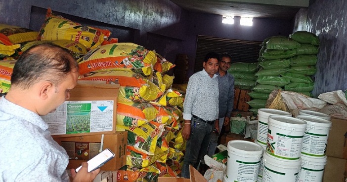खाद वितरण में धांधली पर बेमेतरा प्रशासन का बड़ा एक्शन: महालक्ष्मी कृषि केंद्र का लाइसेंस 15 दिनों के लिए सस्पेंड
