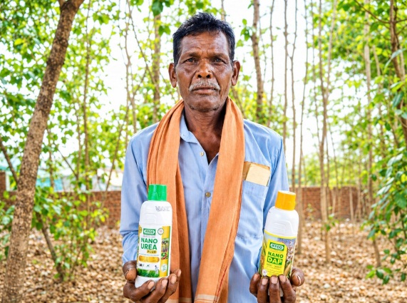 आधुनिक कृषि तकनीकों से सशक्त बन रहा अन्नदाता, किसान फूलसाय की पसंद बने नैनो उर्वरक
