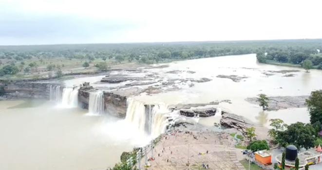मानसून की दस्तक से बदला बस्तर का मिजाज: अपने पूरे शबाब पर आया भारत का ‘नियाग्रा’ चित्रकोट जलप्रपात, पर्यटकों की उमड़ी भीड़