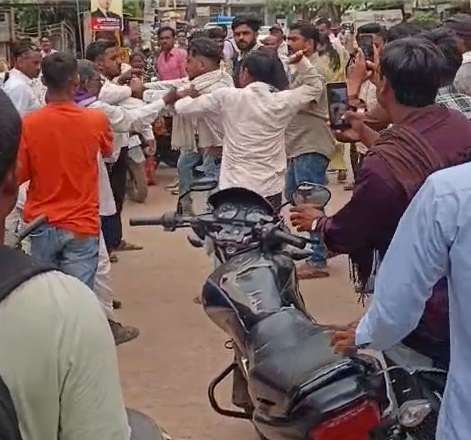 कवर्धा में दिनदहाड़े बैंक से ₹3.50 लाख निकालकर जा रहे बुजुर्ग से लूट, भागते आरोपी को भीड़ ने खदेड़कर दबोचा, जमकर धुनाई के बाद पुलिस को सौंपा