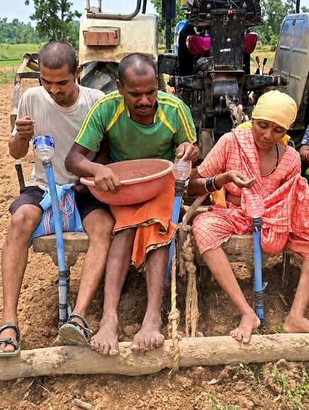 मुख्यमंत्री साय के कृषि नवाचार को बढ़ावा देने के संकल्प को मिली नई उड़ान, प्रगतिशील किसान भानुप्रताप ने जुगाड़ तकनीक से तैयार की सीड ड्रिल