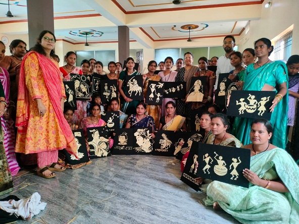 आत्मनिर्भरता की ओर बढ़ते कदम- बलौदाबाजार में समूह की 40 महिलाओं को मिला धान और पैरा आर्ट का प्रशिक्षण