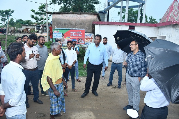 भारी बारिश के बीच कलेक्टर उतरे मैदान पर, नदी, पुल, डेम और स्वास्थ्य व्यवस्थाओं का किया निरीक्षण