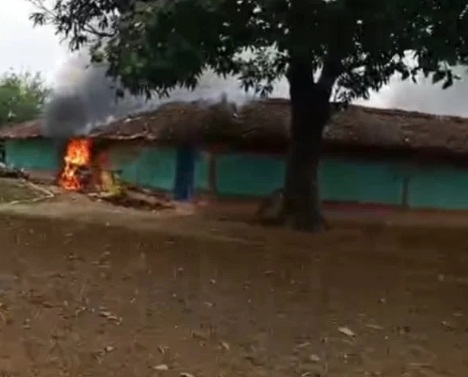 बलरामपुर में हेडमास्टर की नृशंस हत्या के बाद भड़की हिंसा: आक्रोशित भीड़ ने आरोपियों के घरों को फूंका, इलाके में भारी पुलिस बल तैनात