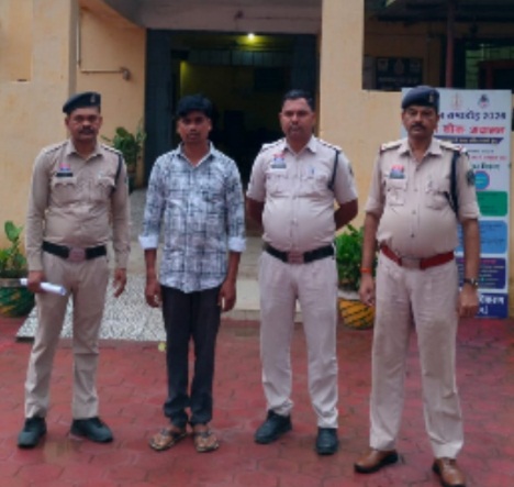 सूरजपुर में धोखाधड़ी का हैरान कर देने वाला खुलासा: बेटे ने पिता के आधार कार्ड में की जालसाजी, फर्जी जमानती बनकर पहुंचा कोर्ट; आरोपी गिरफ्तार