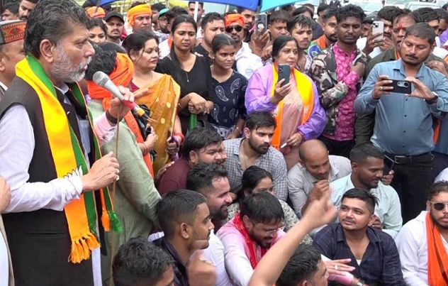 छतीसगढ़ में PM आवास के बाहर राहुल गाँधी के धरने पर फूटा BJP का गुस्सा