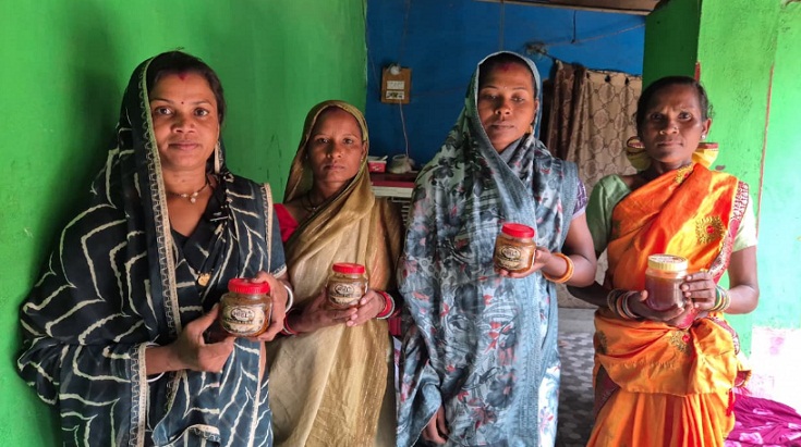 महुआ के अचार और शहद से बदल रही ग्रामीण महिलाओं की तकदीर
