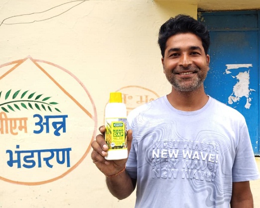 नैनो डीएपी अपनाकर आधुनिक खेती की ओर बढ़े किसान अनिल मिश्रा