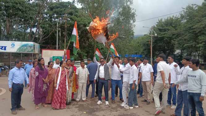 छात्रों पर लाठीचार्ज एवं कांग्रेस नेताओं की गिरफ्तारी के विरोध में दंतेवाड़ा कांग्रेस ने किया प्रदर्शन