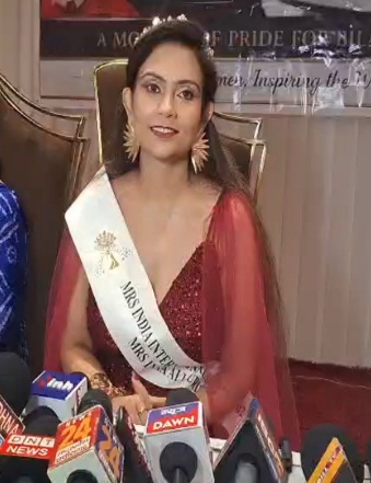 न्यायधानी की बेटी की अंतरराष्ट्रीय पटल पर बड़ी उड़ान: 42 की उम्र और संयुक्त परिवार के संबल से एंजेल चौकसे बनीं ‘मिसेज इंडिया इंटरनेशनल क्वीन 2026’