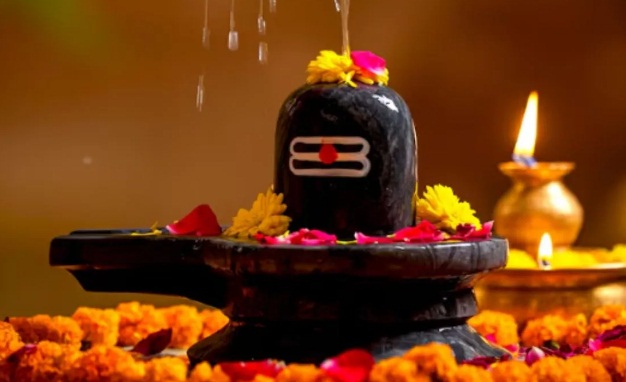 सावन में भगवान शिव के जलाभिषेक का सही क्रम क्या है? जल, दूध, शहद, बेलपत्र में पहले क्या चढ़ाएं