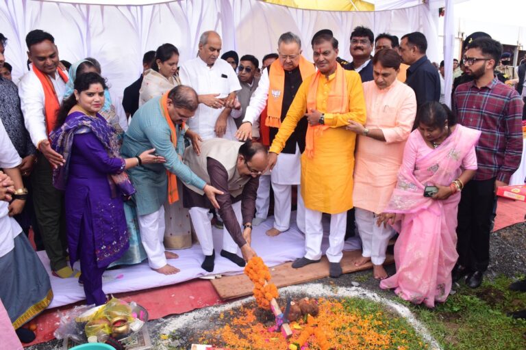 विधानसभा अध्यक्ष डॉ. रमन सिंह एवं उप मुख्यमंत्री अरूण साव ने किया विभिन्न विकास कार्यों का भूमिपूजन