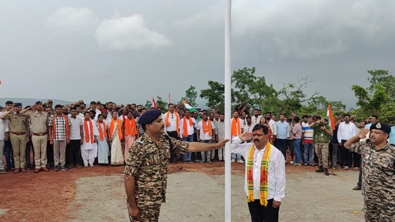 कर्रेगुट्टा पर पहुंची बस्तर तिरंगा यात्रा, उप मुख्यमंत्री विजय शर्मा ने फहराया तिरंगा