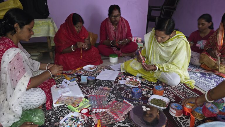 कम लागत में राखियां बनाकर आत्मनिर्भरता की राह पर बढ़ रहीं बिहान की महिलाएं