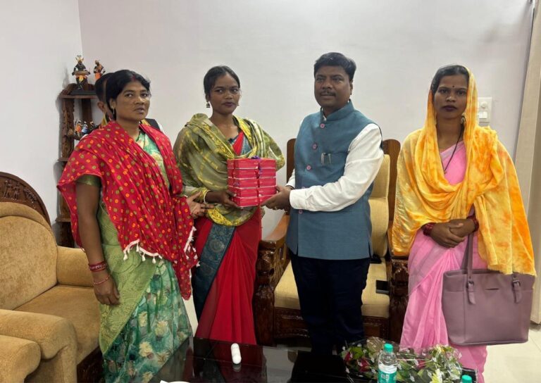 बस्तर की महिलाओं ने तैयार की बिना शक्कर वाली ऑर्गेनिक काजू-कतली, वन मंत्री केदार कश्यप ने की सराहना