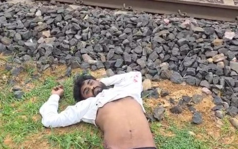 सूरजपुर में बड़ा हादसा: शिवप्रसाद नगर रेलवे ट्रैक पर मिला अज्ञात युवक का शव, ट्रेन से गिरने की आशंका
