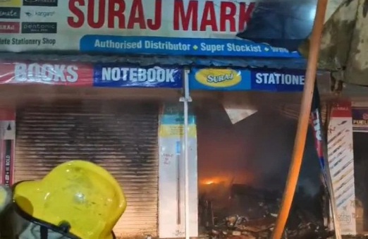 अनुपमा चौक स्थित बुक डिपो में भीषण अग्निकांड, SDRF ने शटर तोड़कर चलाया देर रात रेस्क्यू ऑपरेशन