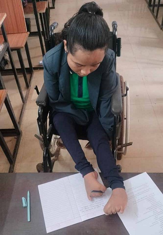 हौसलों की नई उड़ान: पैरों से लिखकर बस्तर की दिव्यांग बेटी राखी ने 10वीं में गाड़े सफलता के झंडे, हासिल किए 73.6% अंक