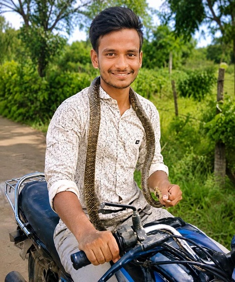 अजब-गजब पर खतरनाक: सर्पदंश के बाद गले में जिंदा सांप लपेटकर 14 KM बाइक चला अस्पताल पहुंचा युवक