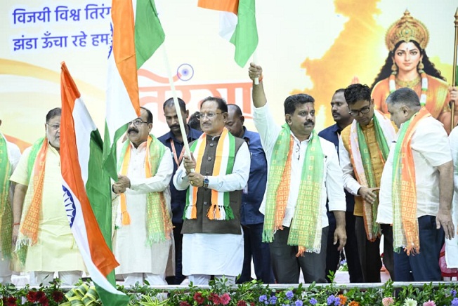 मुख्यमंत्री विष्णु देव साय ने हाथ में तिरंगा थामकर किया भव्य तिरंगा यात्रा का नेतृत्व