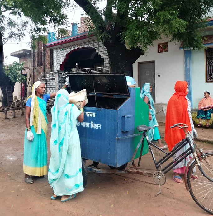 घर-घर कचरा संग्रहण से गांवों में जाग रही स्वच्छता की अलख
