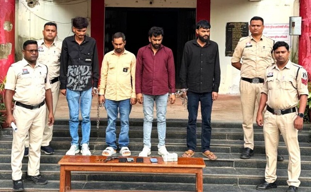 सघन चेकिंग के दौरान हथियारबंद अंतरराज्यीय गिरोह के 4 आरोपी गिरफ्तार