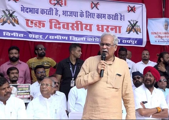 रायपुर में ED दफ्तर का घेराव: रामगोपाल अग्रवाल की गिरफ्तारी पर भड़की कांग्रेस, भूपेश बघेल ने दी सीधी चेतावनी