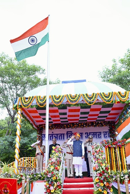 पुलिस परेड ग्राउंड में मुख्यमंत्री विष्णु देव साय साय ने किया ध्वजारोहण