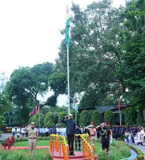 राज्यपाल डेका ने लोकभवन में किया ध्वजारोहण