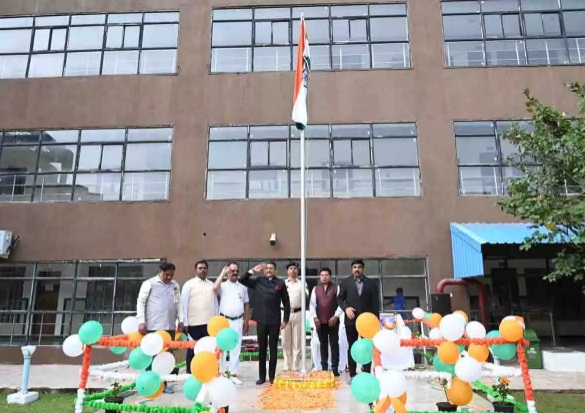 इंद्रावती भवन में अवनीश कुमार शरण ने किया ध्वजारोहण