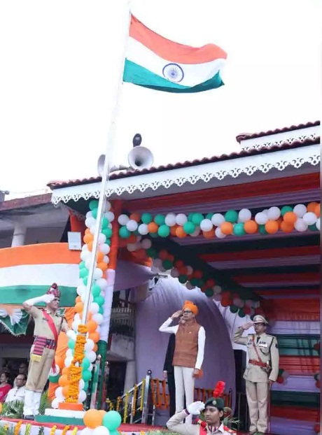 वित्त मंत्री ओपी चौधरी ने रायगढ़ में किया ध्वजारोहण