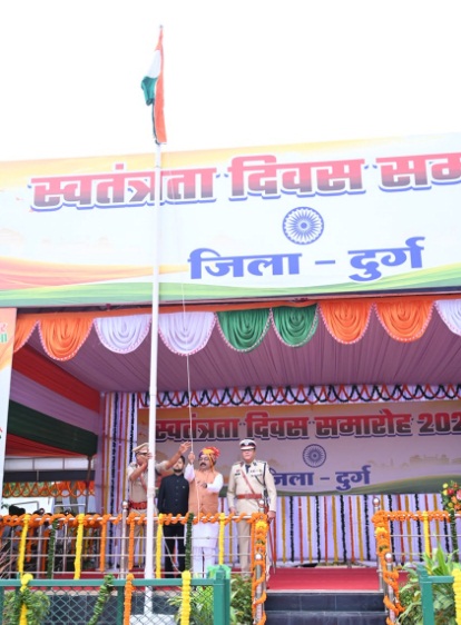 भिलाई में उप मुख्यमंत्री अरुण साव ने ध्वजारोहण कर परेड की सलामी ली