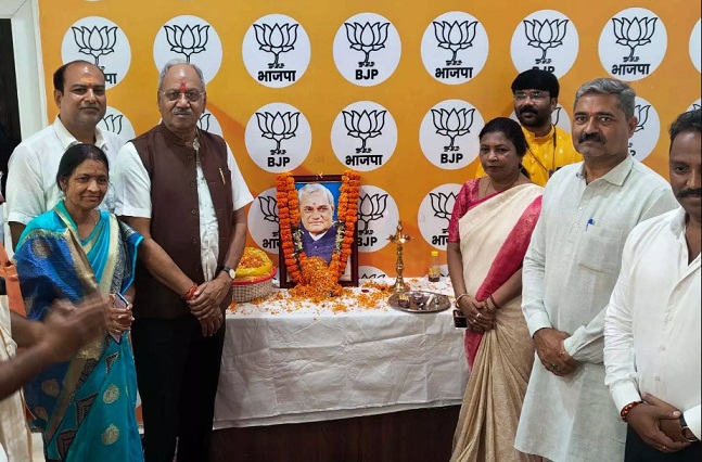 अटल बिहारी वाजपेयी को सांसद बृजमोहन अग्रवाल ने दी श्रद्धांजलि