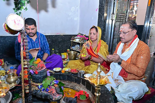मुख्यमंत्री विष्णुदेव साय ने सावन सोमवार और नागपंचमी पर फलेश्वरनाथ महादेव की पूजा-अर्चना की