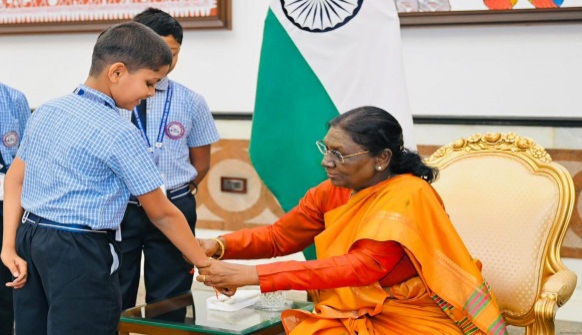 पिथौरा से राष्ट्रपति भवन: 4 नन्हे बच्चों ने रचा इतिहास, राष्ट्रपति द्रौपदी मुर्मू ने बांधी राखी और कहा- ‘छत्तीसगढ़िया सबले बढ़िया’