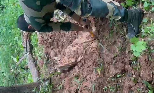 कांकेर में सुरक्षा बलों की बड़ी कार्रवाई: मोरखण्डी के जंगलों से नक्सल डंप ध्वस्त, 3.5 किग्रा दुर्लभ पैंगोलिन शल्क और सामग्री बरामद