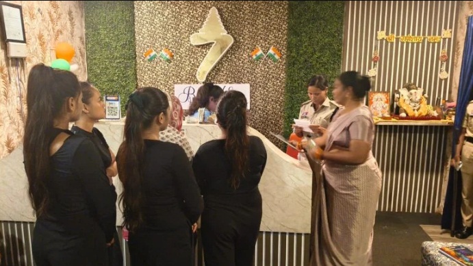 रायपुर में स्पा सेंटरों पर पुलिस का बड़ा सर्जिकल स्ट्राइक: 15 टीमों की रेड में 30 ठिकाने खंगाले, 2 सेंटरों से आपत्तिजनक सामग्री बरामद