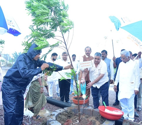 ‘एक पेड़ माँ के नाम’ अभियान से पर्यावरण संरक्षण का संदेश, मंत्री राजेश अग्रवाल ने किया वृक्षारोपण