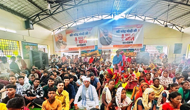 अब धमाकों की नहीं, रेडियो की गूंज- दूरस्थ वनांचल छिंदनार के लोगों ने सुनी प्रधानमंत्री के ‘मन की बात’